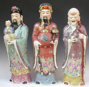 财神爷摆放位置有何讲究_图解大全 一般做生意的人,都会请财神,一方面是为了图个吉利,另一方面当然希望能够家财满贯。财神爷摆放位置也是有讲究的,下面我们就从风水学方面来谈一谈。 财神爷摆放位置究竟有哪些讲究呢? 文财神可以单独供奉,也可以福禄寿三星与财帛星君一起供奉,也可以与一位武财神一起供奉,但不宜与二位武财神一起供奉。文财神的供奉一定要摆在吉位,切勿在凶方供奉财神,否则破财兼有是非。 文财神在供奉时要用的香炉、长明灯一定要用铜制的。因为文财神是天上的神仙,祭品放些甜点、鲜花和小饰品即可。文财神在供奉的时候,面一定不可以向门外,只可以