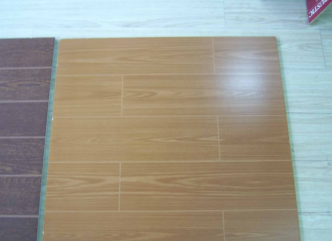 在现如今的各式各样的材料中,人工仿制材料的数量是与日俱增。这样的材料不仅仅有漂亮的外观,而且还有很高的实用价值。往往在价格上海还占有一定的又是,所以为广大人民所青睐。下面小编就给大家说说仿实木地板的事儿。 仿实木地板不知大家有所了解不,其实仿实木地板可说是一种强化地板,因为在仿实木地板的生产标准与实木地板接近,所以才有了仿实木地板。而仿实木地板处于实木地板和复合地板中间位置,既有实木地板的厚实感,舒适感,又有复合地板的优点,同时还有强化木地板的耐磨功能,是不是很不错呢。仿实木地板在地板表层都会压