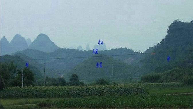 四周群山环绕,典型的鹤立鸡群,山体庞大,龙局雄浑,许多风水师都到